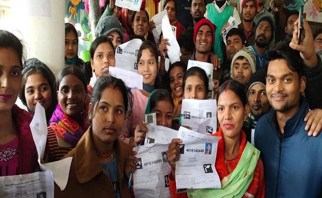 बिहार/दारोगा परीक्षा : परीक्षार्थियों का हंगामा, प्रश्न पत्र लीक करने का आरोप लगा परीक्षा का किया बहिष्कार