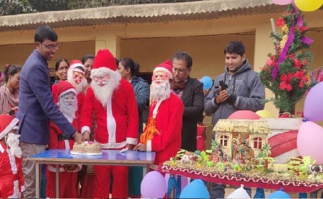 डी ए वी विवेकानंद पब्लिक स्कूल बेडो में सांता क्लॉज ने बांटी खुशियां