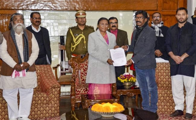 झारखंड : हेमंत सोरेन ने राज्यपाल से मिलकर सरकार बनाने का दावा पेश किया, 29 को लेंगे शपथ