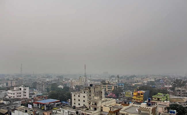 ठंड से कांपा उत्तर भारत, बर्फबारी जारी, जानें झारखंड का कैसा रहेगा मौसम