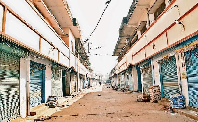 व्यवसायी की हत्या का विरोध, बंद रहा मधुपुर