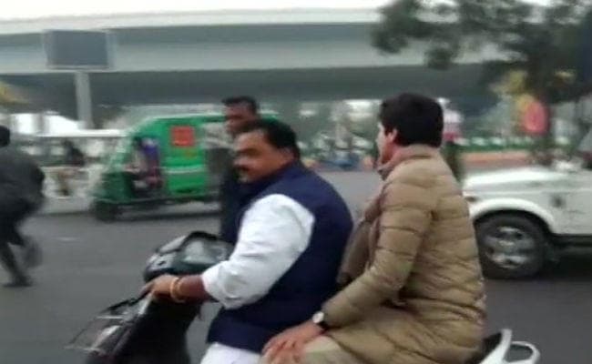 प्रियंका को स्कूटी से ले जाने वाले कांग्रेस नेता का कटा चालान