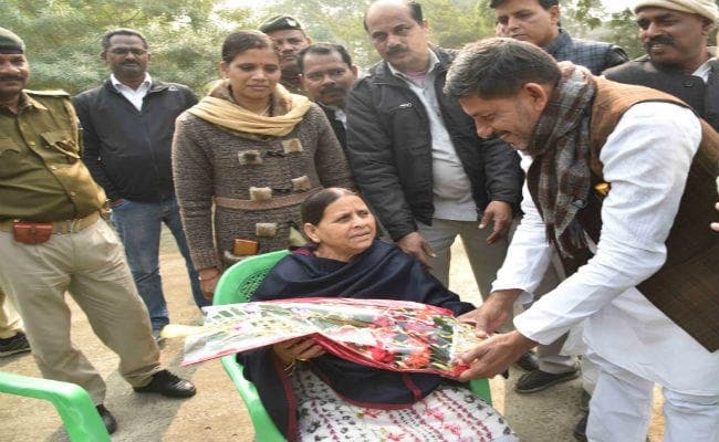 राबड़ी ने लालू से की बात, कहा- महागठबंधन को मिलेगी सफलता