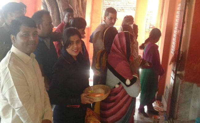 गुमला में नये साल का सेलिब्रेशन, डीसी शशि रंजन ने काली मंदिर में की पूजा, विकास का लिया संकल्प