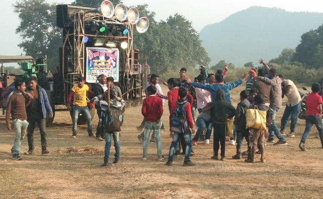 बड़कागांव : पर्यटन स्थलों पर पिकनिक मनाने वालों की उमड़ी भीड़