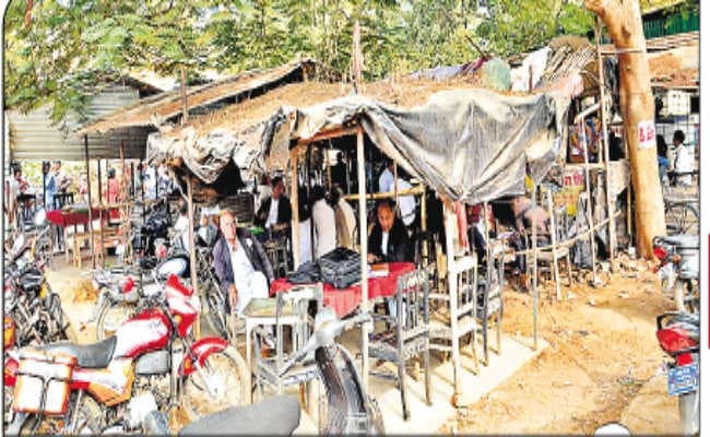 कॉटेज की चाहत में वकीलों की झोपड़ी भी गयी