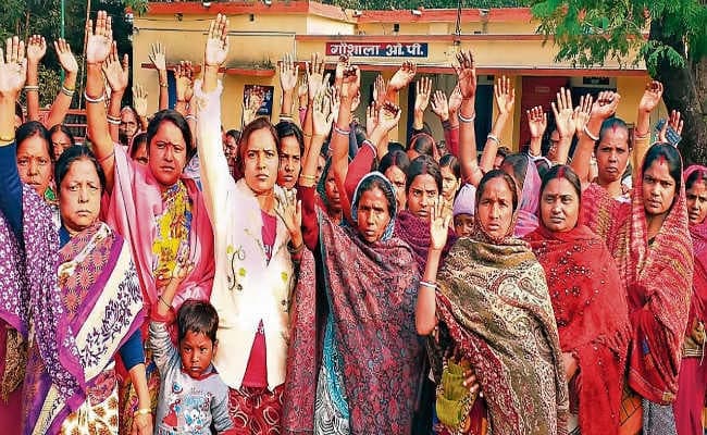 सिंदरी : सभी आरोपियों की गिरफ्तार के लिए गोशाला ओपी का घेराव