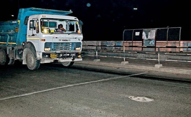 जमशेदपुर : शहर की सड़कों पर रात में दौड़ती है मौत, पुलिस नहीं करती स्पीड की जांच, बेधड़क नियम तोड़कर चल रहे डंपर व ट्रेलर