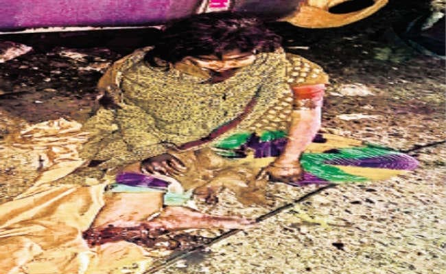 जमशेदपुर : ट्रेलर ने डिवाइडर पर सोये बाप बेटे को रौंदा, नींद में था चालक