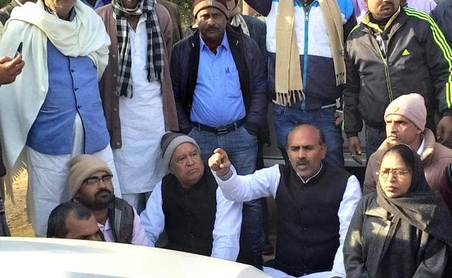 मंडल डैम का विरोध : कांग्रेस की पदयात्रा को पुलिस ने रोका, केएन त्रिपाठी हिरासत में