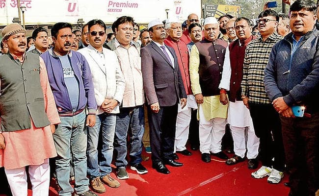 धनबाद स्टेशन पर 100 फुट की ऊंचाई पर लहराया 30x20 फुट का तिरंगा