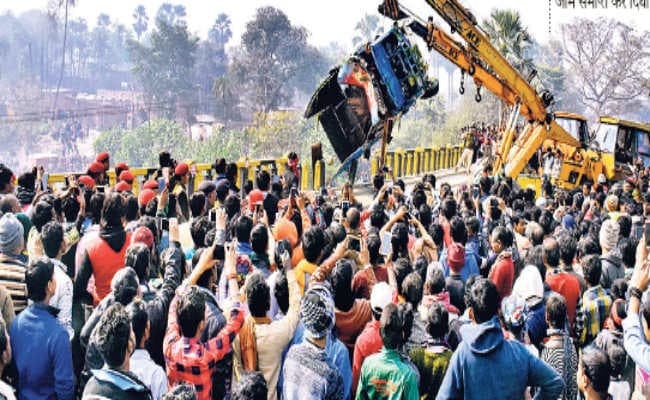 बूढ़ी गंडक नदी हादसा : रेस्क्यू कर 16 घंटे बाद नदी से निकाला मिनी ट्रक, चालक का शव भी बरामद