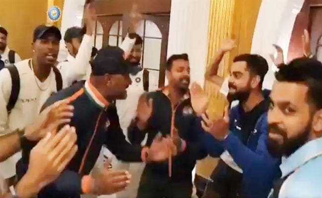 VIDEO : कंगारुओं को मैदान पर नचाने के बाद ”मेरे देश की धरती सोना उगले….” गाने पर ऐसे नाची टीम इंडिया VIDEO : कंगारुओं को मैदान पर नचाने के बाद ”मेरे देश की धरती सोना उगले….” गाने पर ऐसे नाची टीम इंडिया
