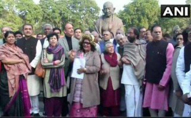 विपक्ष का आरोप : राज्यसभा की बैठक एक दिन के लिए सर्वानुमति से नहीं बढ़ायी गयी, किया प्रदर्शन