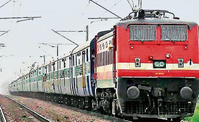 महिला ने बच्चों संग ट्रेन के आगे लगायी छलांग, चार की मौत