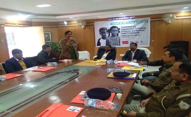 गुमला : डीसी ने कहा, दलालों पर नजर रखें, मानव तस्करी खत्म हो जायेगी