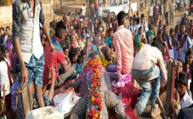 500 लोगों ने पैर छूकर दी अंतिम विदाई, नहीं जला एक भी चूल्हा, गांव में बनेगा मगरमच्छ का मंदिर