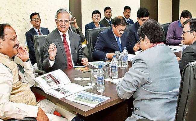 रांची : समीक्षा बैठक के दौरान मुख्यमंत्री रघुवर दास ने कहा, एयरपोर्ट होने से धालभूमगढ़ क्षेत्र का तेजी से होगा विकास