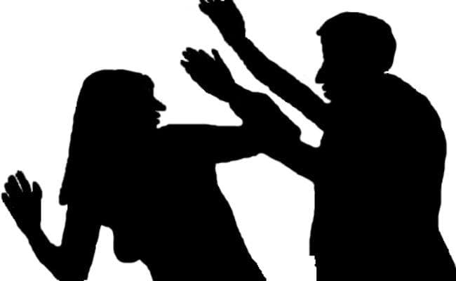 नशे में धुत शिक्षक ने छात्रा से की छेड़खानी, ग्रामीणों को मिली सूचना, फिर...