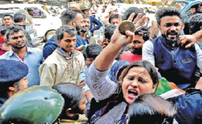 कोलकाता : कांग्रेस ने किया ‘एक्सीडेंटल प्राइम मिनिस्टर’ के प्रदर्शन का विरोध