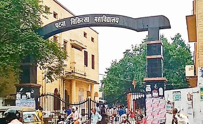 क्या आपकी कफन में जेब है डॉक्टर साहब! दो लाख तक वेतन लेकिन दो घंटे भी नहीं देते अस्पताल को