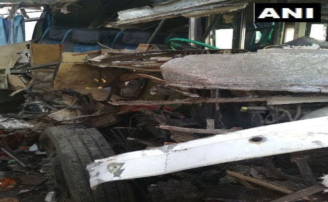 टूरिस्ट बस और ट्रक की टक्कर में एक की मौत, 20 घायल