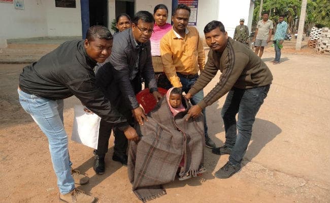 जब मधुमक्खियों ने किया हमला, तब अपनी छोटी बच्ची को स्टेशन पर छोड़ भाग गये माता-पिता