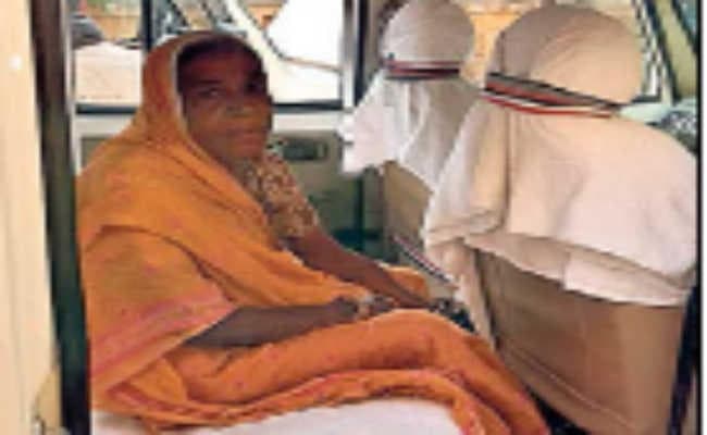 नाथनगर : वृद्धा को अपनी गाड़ी में बिठा उनके घर पहुंचे एएसपी बेटे-बहू से कहा : सेवा करो नहीं, तो करूंगा कार्रवाई