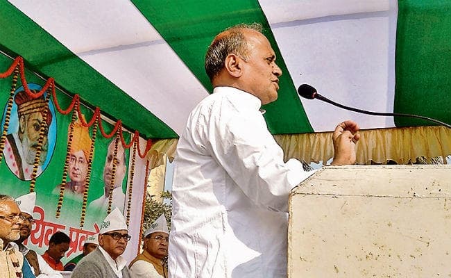 बेगूसराय : योजनाओं की जानकारी लोगों तक पहुंचाएं : आरसीपी सिंह