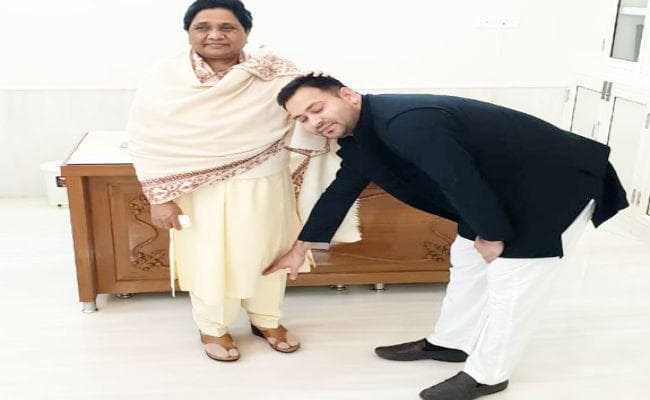 तेजस्वी यादव ने मायावती को जन्मदिन की दी अग्रिम बधाई, पैर छूकर लिया आशीर्वाद, कहा…