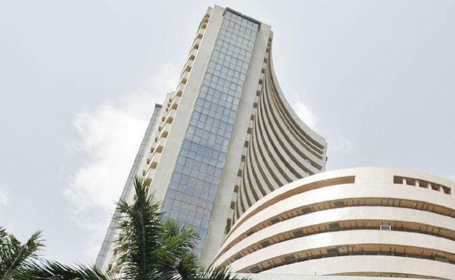 आर्थिक आंकड़ों की कमजोरी देख हलकान हुआ शेयर बाजार, सेंसेक्स ने लगायी 156 अंकों का गोता