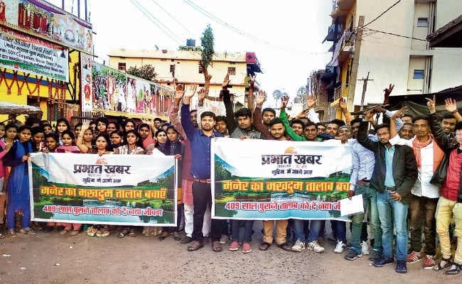 मनेर : युवाओं व किसानों ने निकाली रैली, कहा- मखदुम तालाब बचाओ