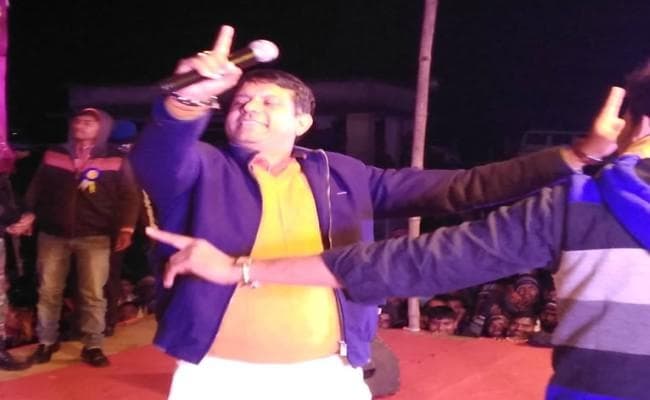 VIDEO : टुसू मेला में कृषि मंत्री रणधीर सिंह ने ऐसे लगाये ठुमके कि...