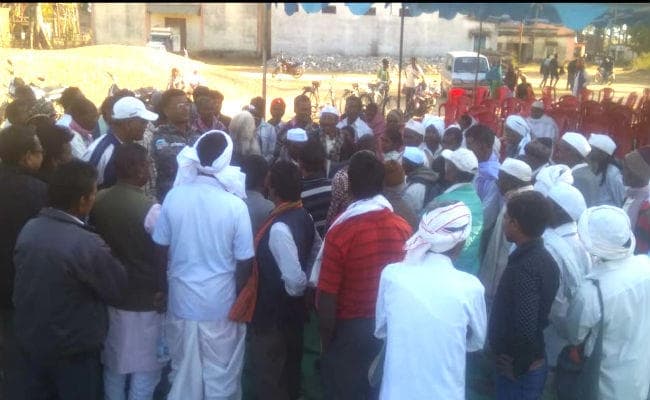 जतरा टाना भगत की धरती की पवित्र मिटटी देने से किया इंकार, विरोध के बाद बीडीओ ने मिट्टी वापस की