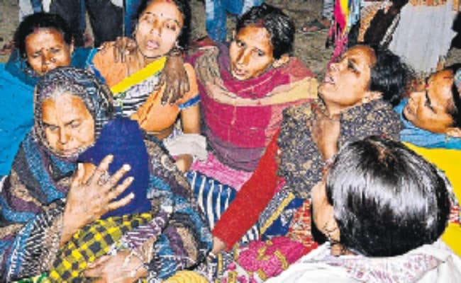 प्लॉटर की कनपट्टी में मारी गोली फिर चेहरे को ईंट से कूचा, मौत