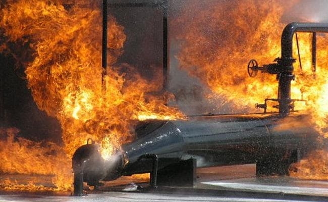 मुफ्त तेल की चाह में 80 लोग जिंदा जले, 20 की मौत