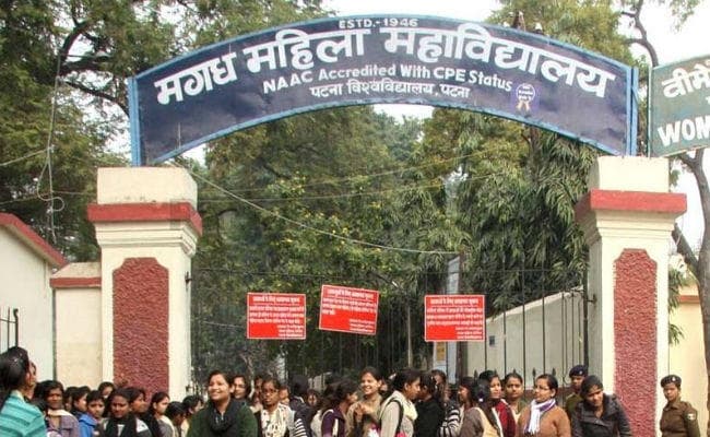 मगध महिला कॉलेज के गेट पर लड़कों के साथ सिगरेट पीती लड़कियों के कारण मचा बवाल, स्कूटी की गयी जब्त
