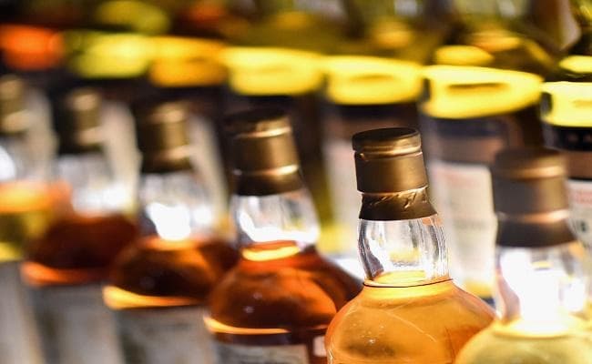 बिहार : लग्जरी कार से भारी मात्रा में विदेशी शराब जब्त, अवैध शराब का धंधा करने वालों में 2 महिलाएं भी शामिल
