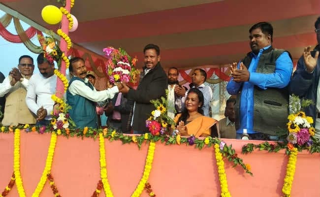 खरसावां : सरजामदा को हरा देव भाई बना चैंपियन, गागराई और बलमुचू ने किया पुरस्कृत
