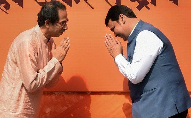 ठाकरे स्मारक समारोह में उद्धव-देवेंद्र ने मिलाया हाथ, तो विपक्ष को लगी मिर्ची