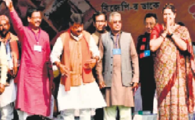 झाड़ग्राम : मोदी के डर से एक मंच पर आये हैं विपक्षी नेता - स्मृति ईरानी