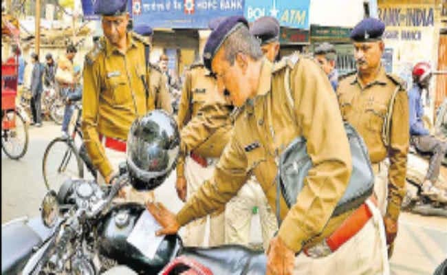 देवघर : सड़क किनारे वाहनों की पार्किंग पर चिपकाया चालान
