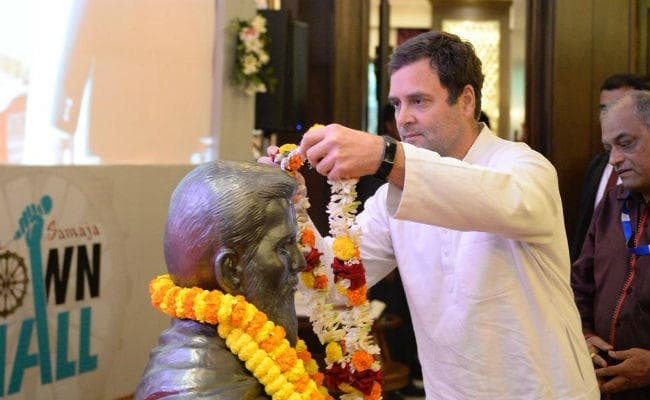 VIDEO: फोटो खींचते हुए गिरा फोटोग्राफर, तो राहुल गांधी ने मदद के लिए यूं बढ़ाया हाथ