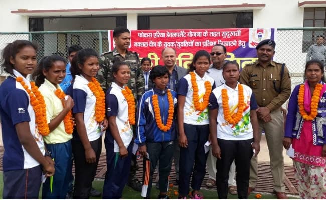 नक्सल प्रभावित क्षेत्र के 336 बालिकाओं को दिया गया हॉकी किट