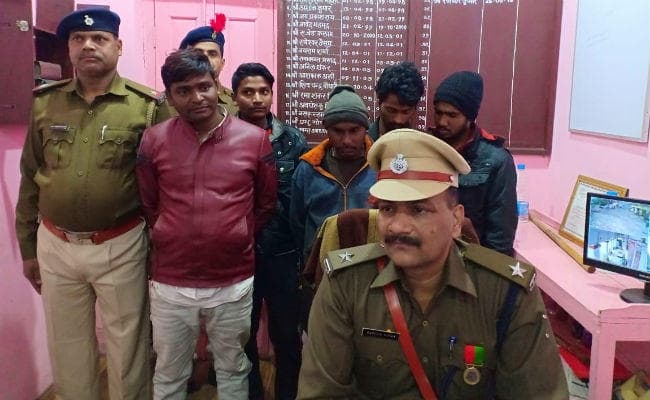 बोलेरो में बाइक का नंबर प्लेट लगाकर डीजल तस्करी करते पांच लोग गिरफ्तार