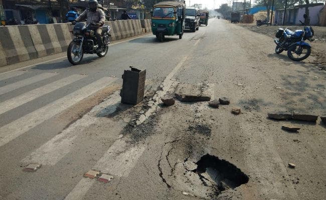 झरिया-धनबाद मुख्य सड़क पर बना गोफ, लोगों में दहशत का माहौल