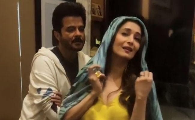 माधुरी दीक्षित ने अनिल कपूर संग ''एजी ओजी लोजी सुनोजी'' गाने पर किया डांस, VIDEO