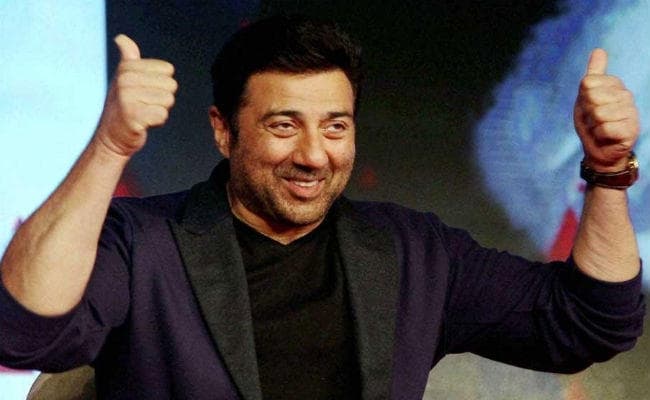 सनी देओल ने मां संग शेयर की ये खास तसवीर, लाइमलाइट से दूर रहती हैं धर्मेंद्र की पहली पत्नी प्रकाश कौर