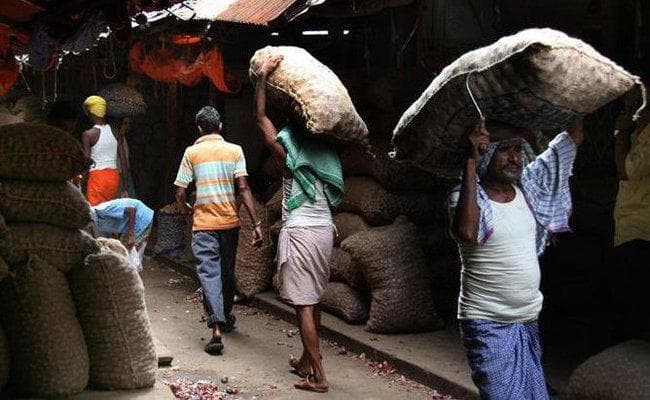 असंगठित क्षेत्र के कर्मियों के लिए पेंशन की घोषणा, मिलेगा 3000 रुपये प्रतिमाह असंगठित क्षेत्र के कर्मियों के लिए पेंशन की घोषणा, मिलेगा 3000 रुपये प्रतिमाह
