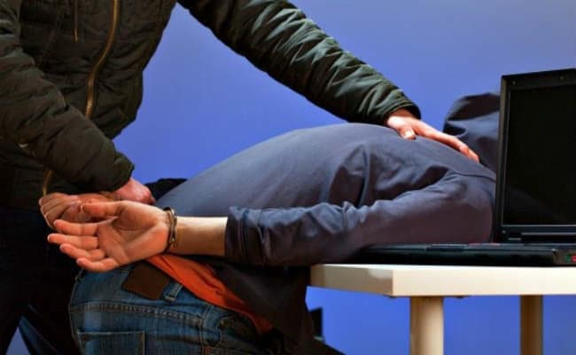 एटीएम हैक कर रुपये निकालते समय पकड़ा गया युवक, पिटाई